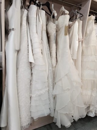 Abiti da sposa beige e bianco