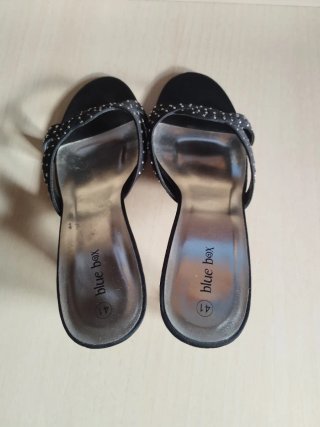 Sandalias tacón Blue Box negras y plateadas talla