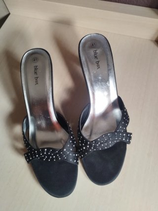 Sandalias tacón Blue Box negras y plateadas talla