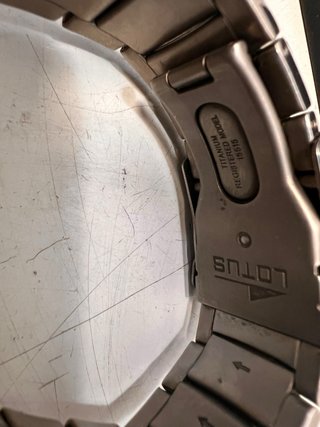 Reloj Lotus con caja