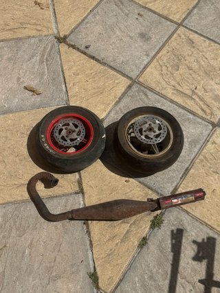 Ruedas y escape minimoto