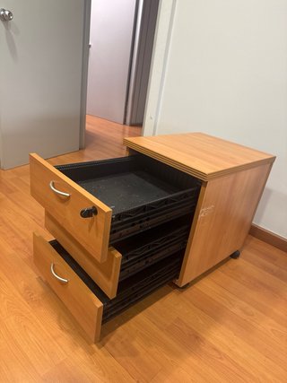 Cajonera de madera con llave En buen estado