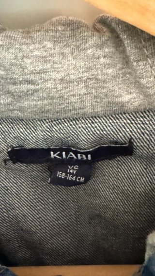 Chaqueta vaquera con capucha gris
