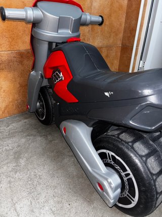 Moto de juguete roja
