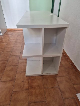 Mesa escritorio blanca y estantería.