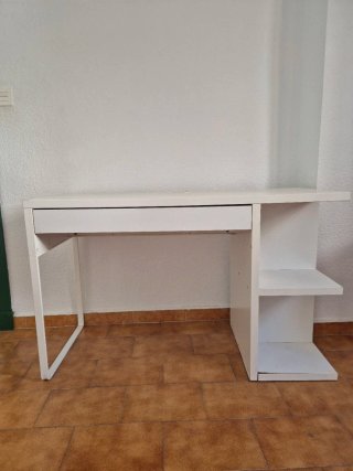 Mesa escritorio blanca y estantería.