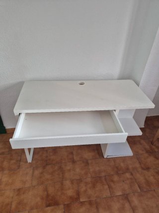Mesa escritorio blanca y estantería.