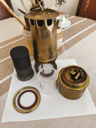 Lámpara de minera antigua de latón
