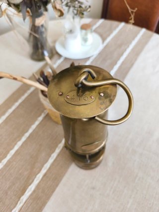 Lámpara de minera antigua de latón