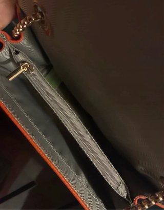 Borsa a tracolla arancione con borchie oro
