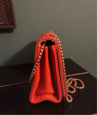 Borsa a tracolla arancione con borchie oro