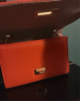 Borsa a tracolla arancione con borchie oro