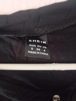 Camiseta negra con mangas de red