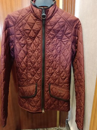 Chaqueta Barbour vino mujer coderas