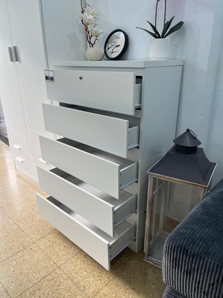 Cómoda gris y blanca