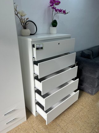 Cómoda gris y blanca