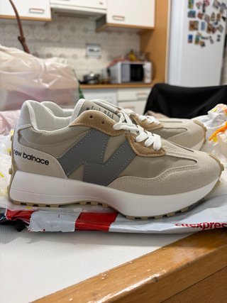 Zapatillas deportivas nuevas sin usar