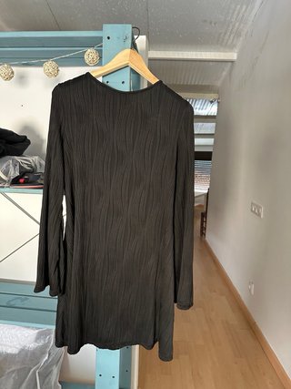 Vestido negro manga larga con espalda abierta,