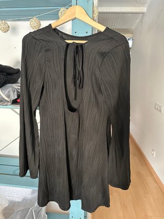 Vestido negro manga larga con espalda abierta,