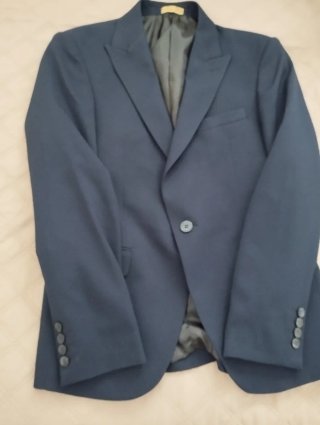 Traje azul y camisa