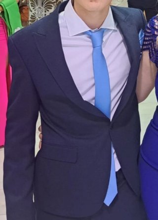 Traje azul y camisa