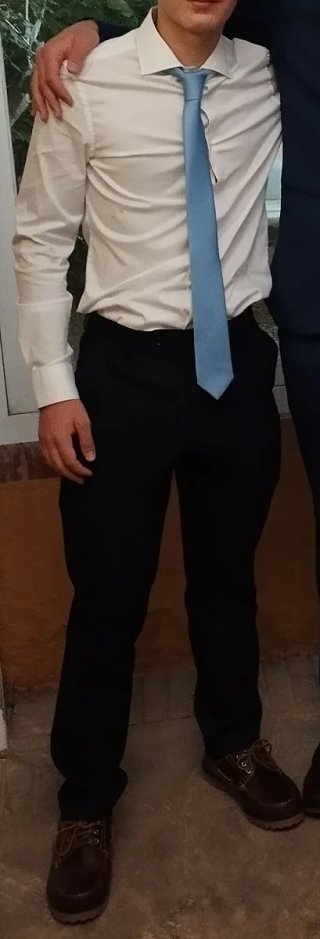 Traje azul y camisa