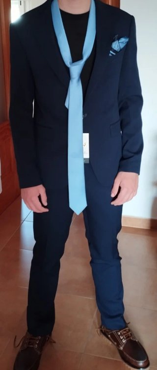 Traje azul y camisa