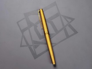Pluma estilográfica vintage dorada