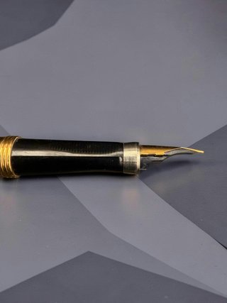 Pluma estilográfica vintage dorada