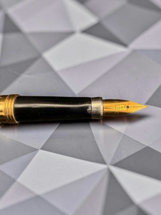 Pluma estilográfica vintage dorada