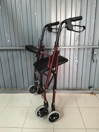 Andador ortopedico Rollator-Prim con frenos
