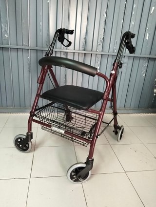 Andador ortopedico Rollator-Prim con frenos