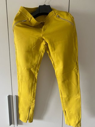Pantalón pitillo amarillo