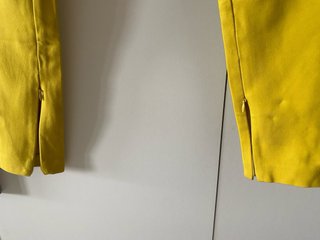 Pantalón pitillo amarillo