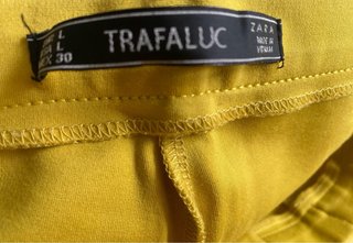 Pantalón pitillo amarillo