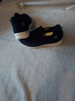 Zapatillas Skechers azul oscuro y Blancas