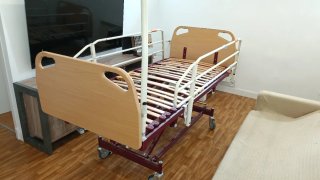 Cama articulada de madera y metal