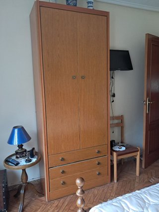 Conjunto de cama y mesitas de madera
