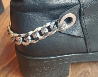 Botas de piel negras con cadena