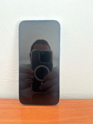 iPhone 13 Azul con Funda Morada