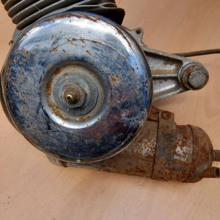 Motor Peugeot BB con escape