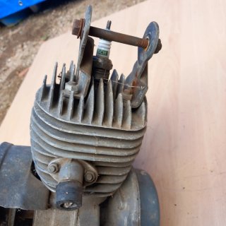 Motor Peugeot BB con escape