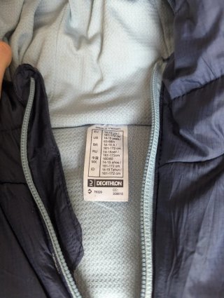 Chaqueta Quechua impermeable y calentita.
