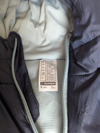Chaqueta Quechua impermeable y calentita.
