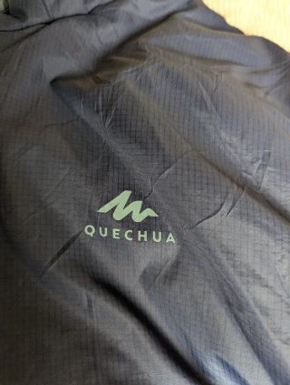 Chaqueta Quechua impermeable y calentita.