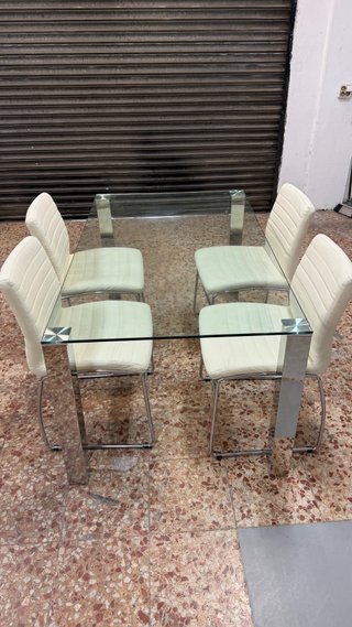 Mesa cristal y 4 sillas metálicas