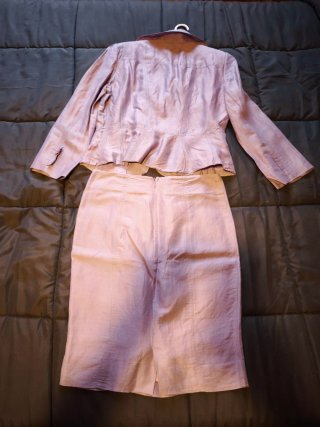 Traje de falda rosa
