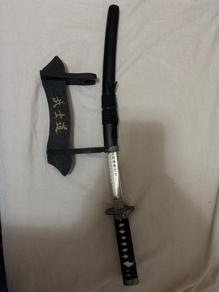 Espada decorativa con soporte