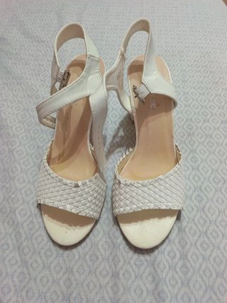 Sandalias blancas de tacón