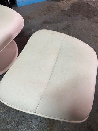 Sillón y banqueta blancos